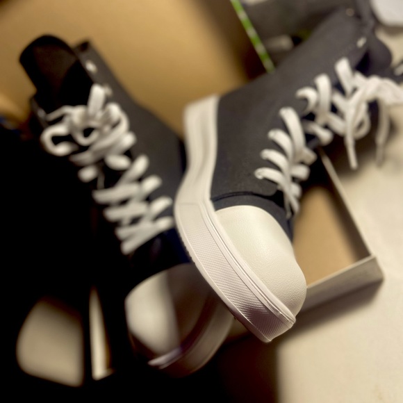 I have one pair of mid Air Force 1s and two pairs of vans I need the money fast